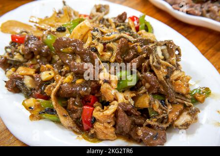 Un délicieux plat chinois, des abats de bœuf sautés Banque D'Images