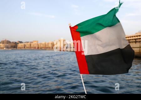 Émirats arabes Unis. Bateau avec drapeau sur Dubai Creek. Banque D'Images