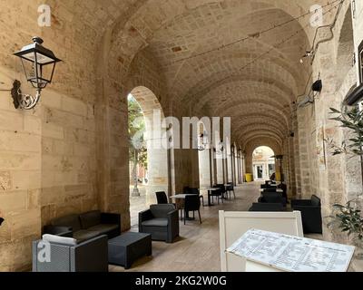 Fasano, Italie. Portique utilisé comme le coin salon extérieur d'une pizzeria. Banque D'Images