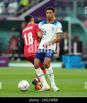 Le Jude Bellingham, en Angleterre, est attaqué par Ali Karimi, en Iran, lors du match de la coupe du monde de la FIFA, groupe B, au stade international Khalifa, à Doha. Date de la photo: Lundi 21 novembre 2022. Banque D'Images