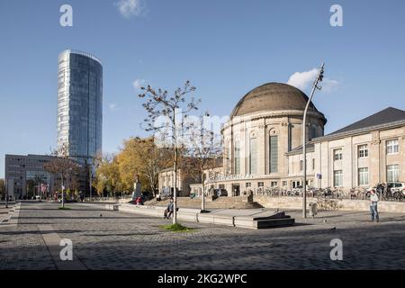 La Tour Triangle de Cologne et la gare Messe de Cologne / Deutz à la place Otto dans le quartier Deutz, Cologne, Allemagne. Der KoelnTriangle Banque D'Images