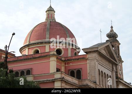 Fasano, Italie. Vue extérieure de l'église de S. Anthony l'Abbé, né 16th- 18th siècle dans le style néoclassique. Le dôme, la tour de cloche/horloge et le fronton. Banque D'Images