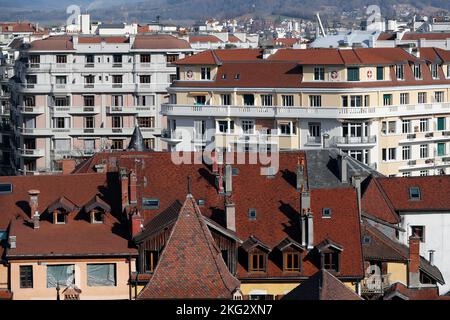 Vue aérienne de la ville d'Annecy et des Alpes françaises. France. Banque D'Images