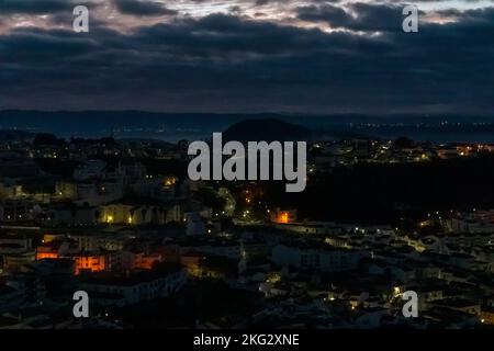 Vue sur les rues éclairées de Nazare depuis le phare avant l'aube Banque D'Images