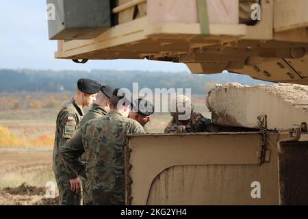 Bryce Henderson, affecté à la compagnie Bravo, 1er bataillon, 12e régiment de cavalerie, 3e brigade blindée équipe de combat, 1re division de cavalerie montre aux soldats polonais de la 1re brigade de Varsovie le char de combat principal Abrams M1A2 SepV3. Cette manifestation faisait partie du sommet des chars d'Abrams et c'était la première fois que ces soldats polonais avaient l'occasion de voir le SepV3. 1ère division de cavalerie, 3ème équipe de combat de brigade blindée, DÉPLOIEMENT, GREYWOLF, Pologne, plus forts ensemble, Banque D'Images