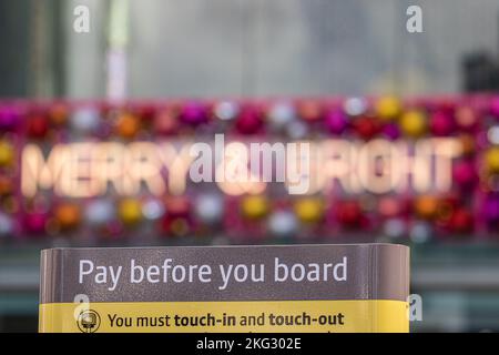 Les lumières de Noël sur le centre commercial Manchester Arndale avec un avertissement opportun sur le panneau ( signe de paiement du tram) le Royaume-Uni est confronté à une crise économique. Image crédit garyroberts/monde Banque D'Images