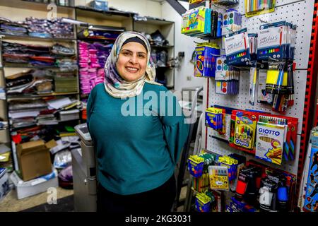 Commerçant et client d'une institution de microfinance à Beyrouth, Liban Banque D'Images