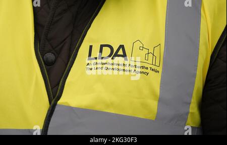 Le logo de l'Agence pour l'aménagement du territoire (LDA) au moment du lancement de la construction de 597 maisons abordables au développement de Shankhill à Shanganagh, Co Dublin. Date de la photo: Lundi 21 novembre 2022. Banque D'Images
