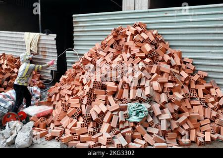 Travailleur sur le chantier. Briques artisanales en argile. Vietnam. Banque D'Images