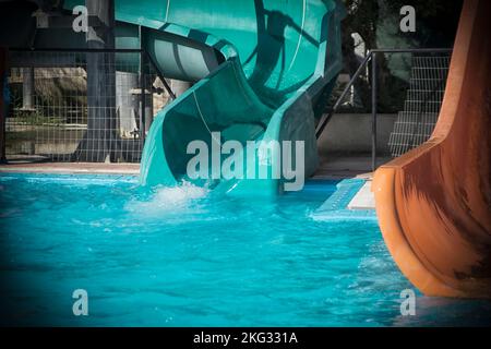 Détails des toboggans bleu et orange dans un parc aquatique Banque D'Images