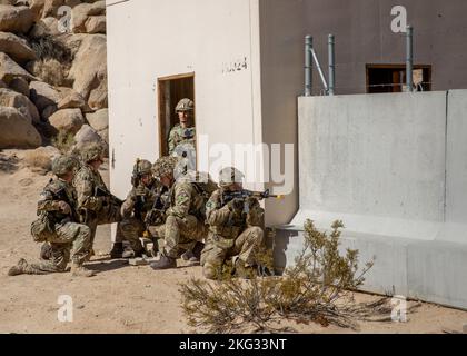 Des soldats britanniques du Groupe des essais expérimentaux ont été victimes d'une attaque dans un village d'entraînement lors du projet convergence 2022 à fort Irwin, Californie, le 27 octobre 2022. PC22 l'expérimentation intègre des technologies et des concepts de tous les services et de partenaires multinationaux, y compris dans les domaines de l'autonomie, de la réalité augmentée, des communications tactiques, de la fabrication de pointe, des systèmes aériens sans pilote et des feux à longue portée. Banque D'Images