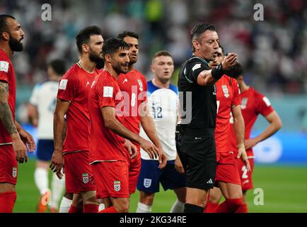 Un joueur d'Iran appelle l'arbitre Raphaël Claus après le deuxième but de l'Angleterre lors du match de la coupe du monde de la FIFA du groupe B au stade international de Khalifa, à Doha. Date de la photo: Lundi 21 novembre 2022. Banque D'Images