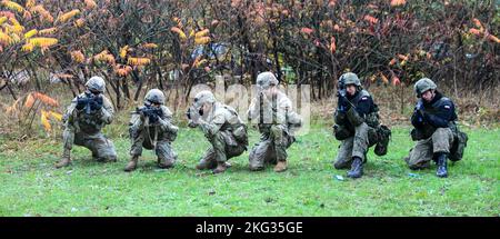 Présence avancée renforcée de l'OTAN les soldats polonais du groupement tactique affectés à la compagnie chaos, 3rd Bataillon, 8th Cavalry Regiment, 3rd Armored Brigade combat Team, 1st Cavalry Division (3-1 ABCT), Aux côtés des forces armées polonaises 5th la Brigade Mazovienne de la Défense territoriale répète les techniques de tir à partir de la position à genoux lors d'un entraînement d'opérations urbaines à Komorowo, Pologne, 26 octobre 2022. L'ABCT de 3-1 est parmi les autres unités assignées à la Division d'infanterie de 1st, travaillant fièrement aux côtés des alliés de l'OTAN et des partenaires de sécurité régionaux pour fournir des forces crédibles au combat au V corps, la guerre d'avant de l'Amérique Banque D'Images