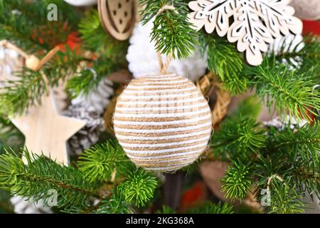 Boule décorative naturelle d'arbre de Noël en corde de jute beige et blanche Banque D'Images