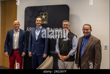 M. Isaac Jalkanen, conseiller à la sécurité nationale, Bureau du sénateur Cornyn, M. Jeff Williford, directeur régional du centre du Texas, Bureau du sénateur Cornyn, et le CPT Bryan Fisher, membre de la Défense, Bureau du sénateur Cornyn, visitent le QG du Commandement de l'aide à l'avenir de l'Armée de terre et apprenez-en plus sur les processus de l'AFC du LTG Ross Coffman, commandant adjoint, Commandement de l’avenir de l’Armée de terre et GTT Thomas H. Todd, Commandant général adjoint pour l’acquisition et les systèmes et Chef de l’innovation, Commandement de l’avenir de l’Armée de terre, on 26 octobre. 2022 à Austin, Texas (Photo de l'armée AMÉRICAINE par Patrick Hunter) Banque D'Images