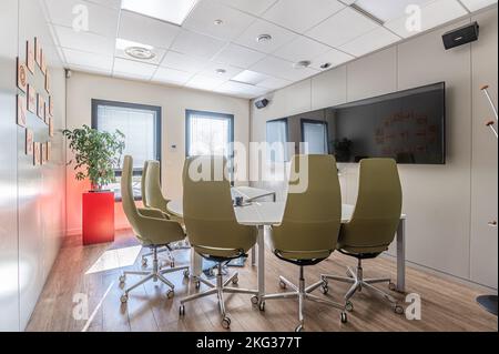 Vue élégante de la salle de réunion avec grand écran LED autour de la table et des chaises Banque D'Images