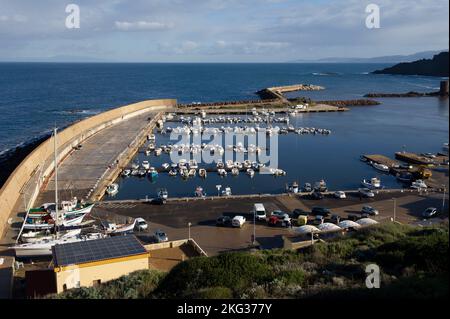 2021 novembre 30 - Europe, Italie, Sardaigne, Castelsardo, vue sur le port et la vieille ville. Banque D'Images