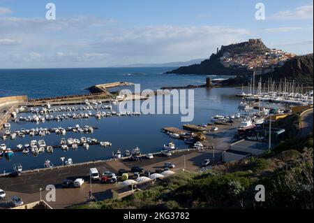 2021 novembre 30 - Europe, Italie, Sardaigne, Castelsardo, vue sur le port et la vieille ville. Banque D'Images