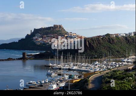 2021 novembre 30 - Europe, Italie, Sardaigne, Castelsardo, vue sur le port et la vieille ville. Banque D'Images