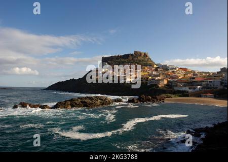 2021 novembre 30 - Europe, Italie, Sardaigne, Castelsardo, vue sur le port et la vieille ville. Banque D'Images