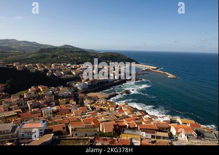 2021 novembre 30 - Europe, Italie, Sardaigne, Castelsardo, vue sur le port et la vieille ville. Banque D'Images