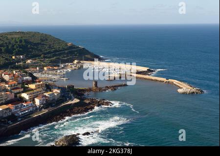 2021 novembre 30 - Europe, Italie, Sardaigne, Castelsardo, vue sur le port et la vieille ville. Banque D'Images