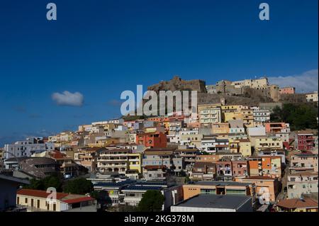 2021 novembre 30 - Europe, Italie, Sardaigne, Castelsardo, vue sur le port et la vieille ville. Banque D'Images