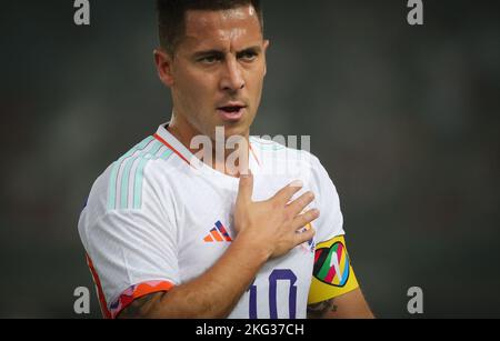 Eden Hazard, de Belgique, porte le brassard du capitaine OneLove pour soutenir les droits des LGBTQ+ lors d'un match de football amical de l'équipe nationale égyptienne contre l'équipe nationale belge des Red Devils, au stade international Jaber Al-Ahmad, à Ardiya, au Koweït, le lundi 21 novembre 2022. Le bracelet One Love devait devenir une déclaration pour défendre les droits de la communauté LGBT+ et d'autres minorités au Qatar. Les sept pays européens s'abstiendront de porter le bracelet One Love lors de la coupe du monde au Qatar. Dans une déclaration conjointe, ils indiquent qu'ils ignorent la bande après la menace de Banque D'Images