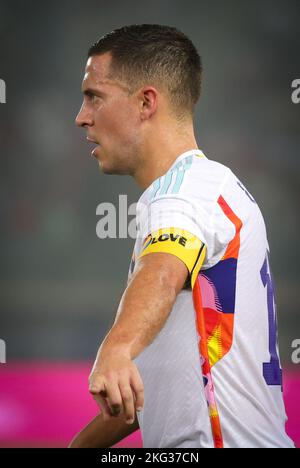 Eden Hazard, de Belgique, porte le brassard du capitaine OneLove pour soutenir les droits des LGBTQ+ lors d'un match de football amical de l'équipe nationale égyptienne contre l'équipe nationale belge des Red Devils, au stade international Jaber Al-Ahmad, à Ardiya, au Koweït, le lundi 21 novembre 2022. Le bracelet One Love devait devenir une déclaration pour défendre les droits de la communauté LGBT+ et d'autres minorités au Qatar. Les sept pays européens s'abstiendront de porter le bracelet One Love lors de la coupe du monde au Qatar. Dans une déclaration conjointe, ils indiquent qu'ils ignorent la bande après la menace de Banque D'Images