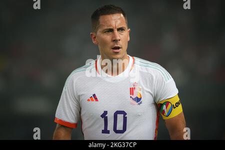 Eden Hazard, de Belgique, porte le brassard du capitaine OneLove pour soutenir les droits des LGBTQ+ lors d'un match de football amical de l'équipe nationale égyptienne contre l'équipe nationale belge des Red Devils, au stade international Jaber Al-Ahmad, à Ardiya, au Koweït, le lundi 21 novembre 2022. Le bracelet One Love devait devenir une déclaration pour défendre les droits de la communauté LGBT+ et d'autres minorités au Qatar. Les sept pays européens s'abstiendront de porter le bracelet One Love lors de la coupe du monde au Qatar. Dans une déclaration conjointe, ils indiquent qu'ils ignorent la bande après la menace de Banque D'Images