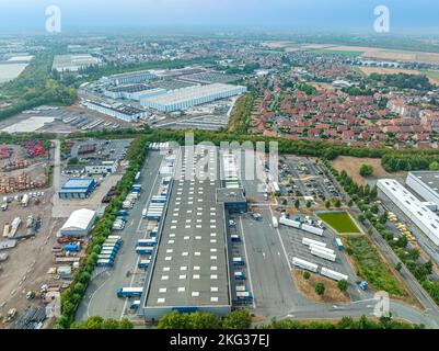 Vue aérienne de la zone commerciale entourée de propriétés développées du secteur du travail Banque D'Images
