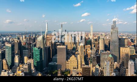 New York, États-Unis - 18 septembre 2022. Coucher de soleil sur les bâtiments de Midtown Manhattan Island Banque D'Images