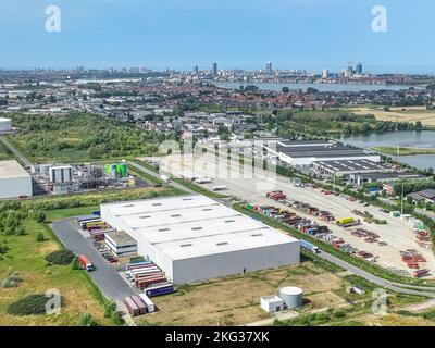 Plan aérien de la zone industrielle entouré de verdure tous les camions garés dans la baie de chargement Banque D'Images