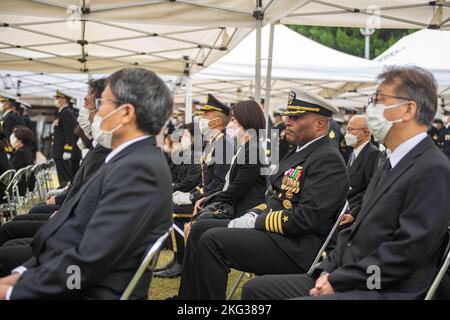 Le capitaine David Adams, commandant des activités de la flotte, Sasebo, assiste à une cérémonie au cimetière du parc Higashiyama le 27 octobre 2022. La cérémonie annuelle a été organisée par le district de Sasebo de la Force d'autodéfense maritime du Japon pour commémorer les membres de la JMSDF qui sont morts dans l'exercice de leurs fonctions. Banque D'Images