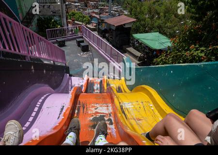 Medellin, Antioquia, Colombie - 13 septembre 2022: Pieds et jambes glisser sur un toboggan à Comuna 13 attraction touristique artistique urbaine Historique culturel Banque D'Images