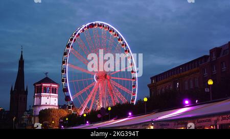 Grande roue à la promenade du Rhin à Düsseldorf/Allemagne pendant Noël. Banque D'Images