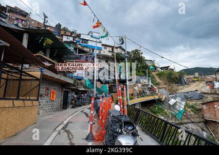 Medellin, Antioquia, Colombie - 13 septembre 2022: Panneau qui lit 'RESTAURANT EL RANCHO DE GUELO' par le chantier de construction dans la commune 13 Cultura touristique Banque D'Images