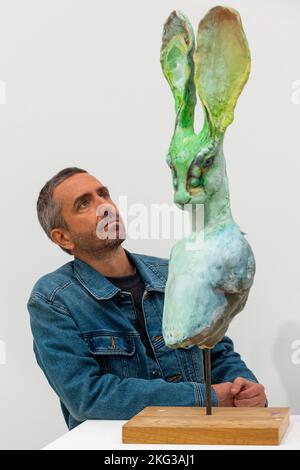 Londres, Royaume-Uni. 21 novembre 2022. L'artiste David Altmejd pose avec 'Hare', 2022, à un aperçu de sa nouvelle exposition au White Cube Mason's Yard de Mayfair, les œuvres présentent une nouvelle série de sculptures hybrides humaines et animales réalisées en combinant résine, plâtre et mousse expansive avec des yeux en verre, incrustations de cristal et de cheveux. Le spectacle se déroulera du 23 novembre au 21 janvier 2023. Credit: Stephen Chung / Alamy Live News Banque D'Images