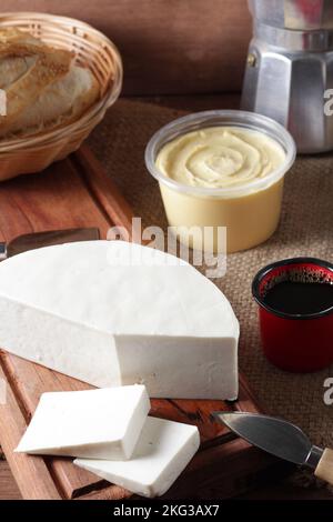 fromage, beurre, pain pour le petit déjeuner Banque D'Images