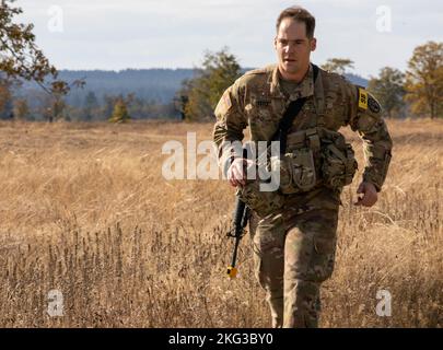 Sergent d'état-major de l'armée américaine Keith Estes court le long d'une piste de char pendant la course de combat dans le cadre du Medical Readiness Command, concours Best Medic de l'année financière 2023 du Pacifique, le 27 octobre 2022 à la base conjointe Lewis-McChord, Washington huit des meilleurs soldats de MRC,P ont participé à dix événements sur trois jours, y compris une marche de 15 miles de ruck, des tests de survie de l'eau, la stratégie de tir, le combat de soins de victimes, et plus encore. Banque D'Images