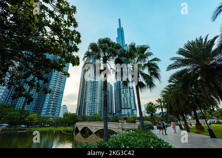 Ho Chi Minh ville, Vietnam - 08 novembre 2022: Site touristique 81, un bâtiment à Saigon. Point de repère 81 parmi d'autres bâtiments de haute élévation de Vinhomes Central Park Banque D'Images