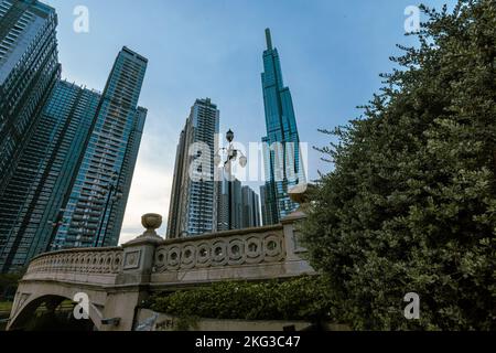 Ho Chi Minh ville, Vietnam - 08 novembre 2022: Site touristique 81, un bâtiment à Saigon. Point de repère 81 parmi d'autres bâtiments de haute élévation de Vinhomes Central Park Banque D'Images