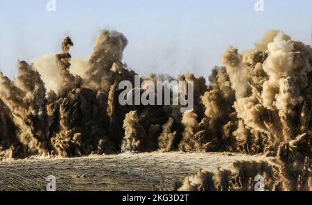 Des nuages de poussière pendant l'explosion d'un détonateur sur le site minier au Moyen-Orient Banque D'Images