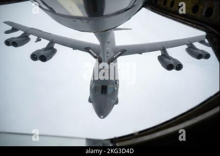 Une bombarde US Air Force 5th, Escadre B-52H StratoFortress, reçoit du carburant d'un escadron de ravitaillement aérien KC-135 au-dessus de l'océan Pacifique, le 27 octobre 909th 2022. Le ravitaillement en vol fournit la gamme B-52 a limitée uniquement par l'endurance de l'équipage et possède une aire de combat sans ravitaillement de plus de 8 800 miles. Banque D'Images