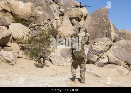 Les soldats britanniques du Groupe des essais expérimentaux utilisent la technologie UAS expérimentale dans un assaut d'entraînement dans le cadre du projet convergence 2022 à fort Irwin, Californie, le 27 octobre 2022. PC22 l'expérimentation intègre des technologies et des concepts de tous les services et de partenaires multinationaux, y compris dans les domaines de l'autonomie, de la réalité augmentée, des communications tactiques, de la fabrication de pointe, des systèmes aériens sans pilote et des feux à longue portée. Banque D'Images