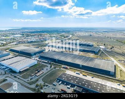 Vue époustouflante de la zone industrielle depuis le sommet, entourée de divers véhicules dans le parking, sous un ciel nuageux Banque D'Images