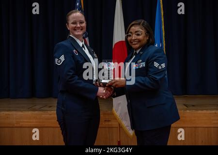 L'aviateur senior de l'US Air Force Shaniel Martin, à droite, diplômé de la classe 22-G de l'Airman leadership School, reçoit le prix Academic Achievement Award à la base aérienne de Misawa, Japon, octobre 27, 2022. Ce prix est décerné à l'étudiant qui montre l'excellence en tant que chercheur basé sur tous les tests objectifs sommatifs, les évaluations de performance individuelle et le plus haut niveau académique global. 35e escadre de chasse, ALS classe 22-G, base aérienne de Misawa, Banque D'Images
