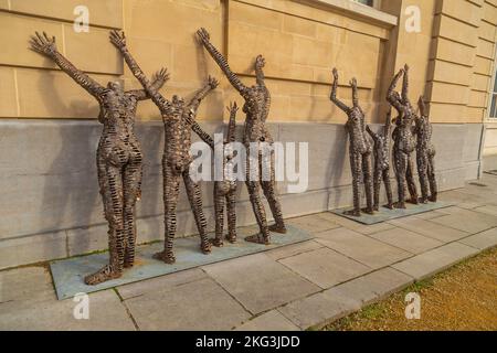 Bruxelles, Belgique : 5 novembre 2022 : sculpture de l'artiste congolais Freddy Tsimba à l'extérieur du Musée royal d'Afrique centrale Banque D'Images