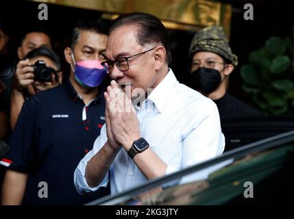 Kuala Lumpur, Malaisie. 21st novembre 2022. Le chef de l'opposition malaisienne Anwar Ibrahim (C) arrive pour une réunion spéciale à Kuala Lumpur. Il est appris que la rencontre spéciale entre les deux coalitions du parti de Pakatan Harapan (Alliance de l'espoir) et Barisan Nasional (Front national), est de former un gouvernement fédéral, Comme aucune coalition n'a obtenu une majorité simple pour former un gouvernement fédéral pour les élections générales de 15th qui viennent de se terminer. (Photo de Wong Fok Loy/SOPA Images/Sipa USA) Credit: SIPA USA/Alay Live News Banque D'Images