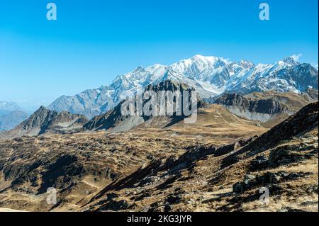 Vue magnifique sur un paysage sec et désolé avec de hauts sommets rocheux couverts de neige en Savoie France Banque D'Images